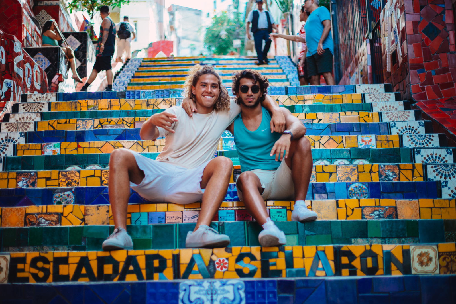 Alexander Wahler - Freunde finden im 21. Jahrhundert. Auf dem Foto: Freunde auf Reisen in Rio de Janeiro. Foto - Elizeu Dias @unsplash