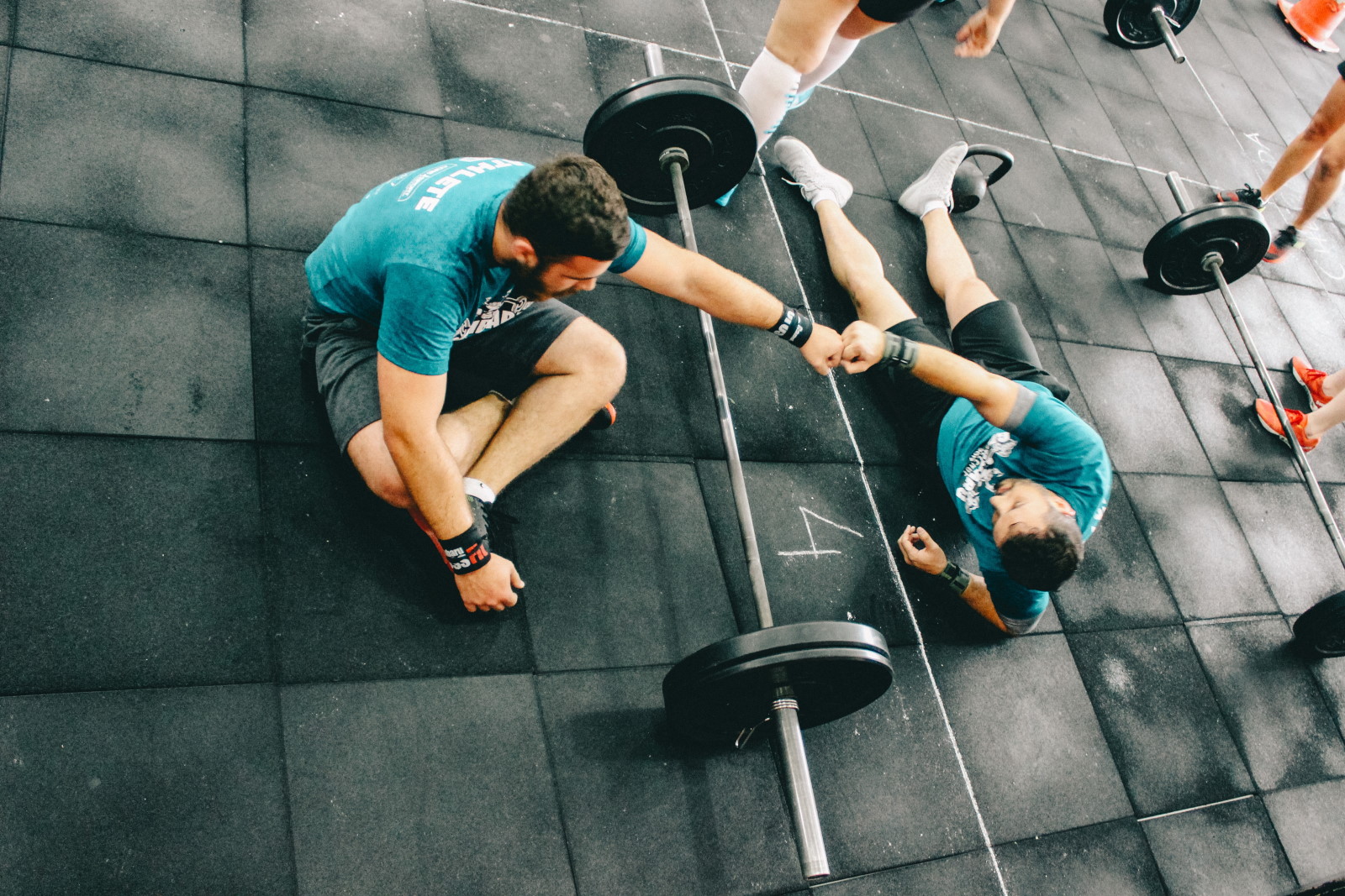 Alexander Wahler - Freunde finden im 21. Jahrhundert. Auf dem Foto: Sportfreunde bei der Pause vom Gewichtheben. Foto: Victor Freitas @unsplash
