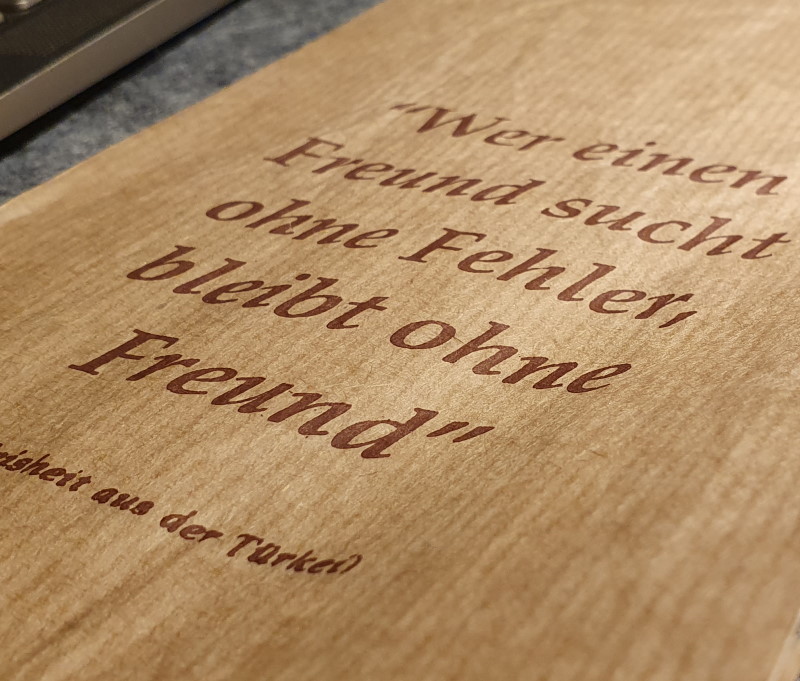 Zitate über Freundschaft: Ein Foto der Bäckertüte mit dem Zitat.