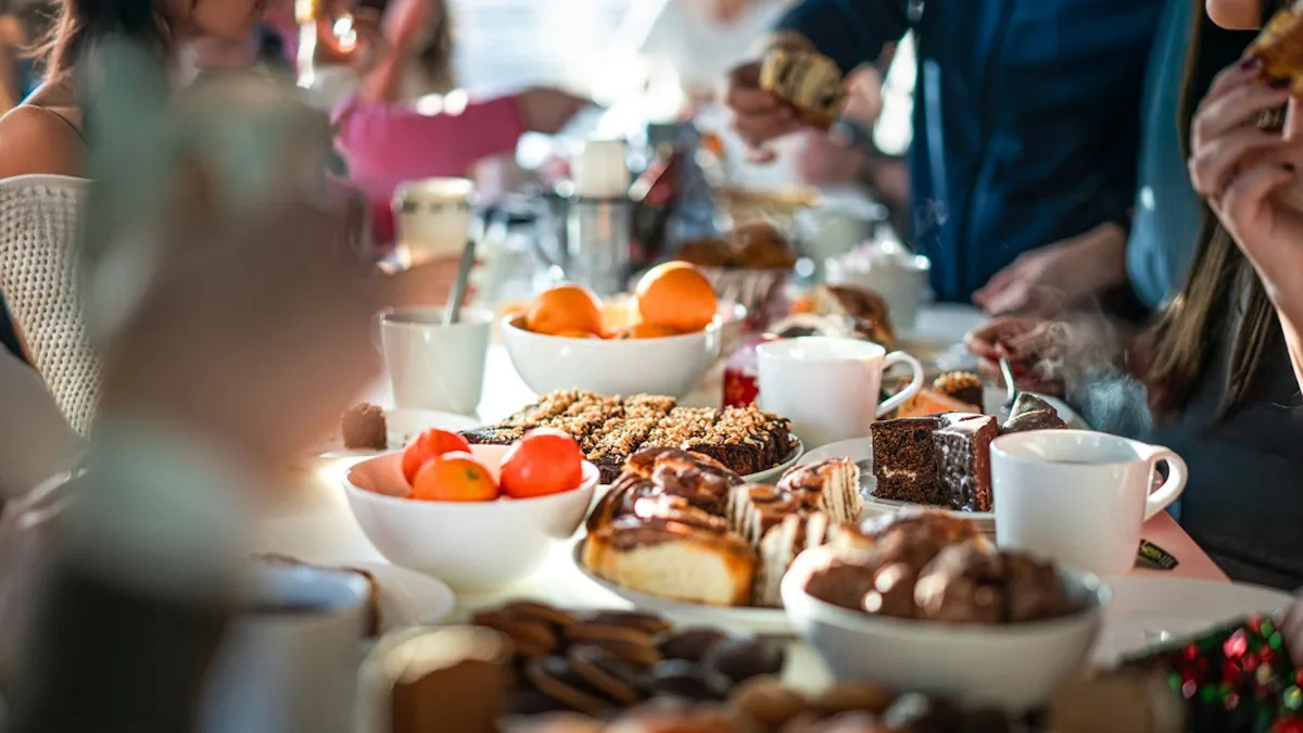 Weihnachten mit Freunden – Potluck. Foto: Jakub Zerdzicki auf unsplash.com Ein Klassiker für Weihnachten unter Freunden - Potluck. Jeder bringt etwas mit. Foto: Jakub Zerdzicki auf unsplash.com