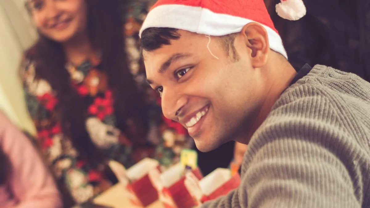 Weihnachten unter Freunden – auch in internationaler Zusammensetzung. Foto: Gursimrat Ganda auf unsplash.com Weihnachten unter Freunden - auch in internationaler Zusammensetzung. Foto: Gursimrat Ganda auf unsplash.com