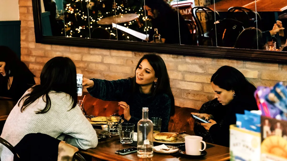 Weihnachten mit Freundinnen in Rom Foto Gabriella Clare Marino auf unsplash.com Weihnachten mit Freundinnen oder in Rom - oder sind es spontane Bekanntschaften? - auch eine Option. Foto: Gabriella Clare Marino auf unsplash.com