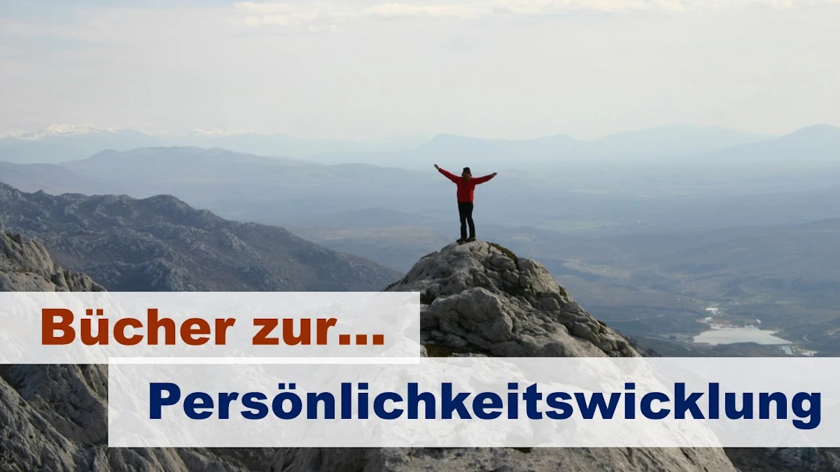 Eine Person auf einem Gipfel als Symbol für Bücher zur Persönlichkeitsentwicklung